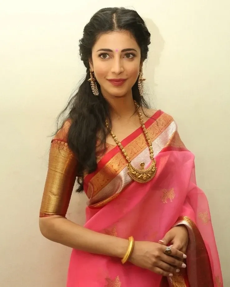 INDIAN MODEL SHRUTI HAASAN IN TRADITIONAL RED SAREE